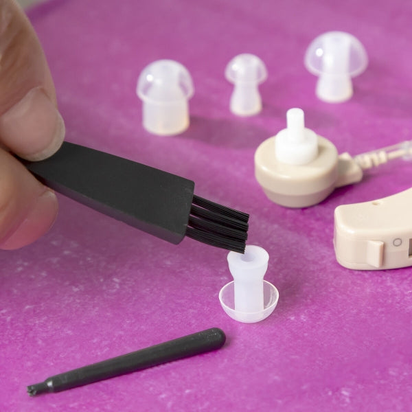 Amplificateur auditif contour d’oreille avec accessoires pratiques