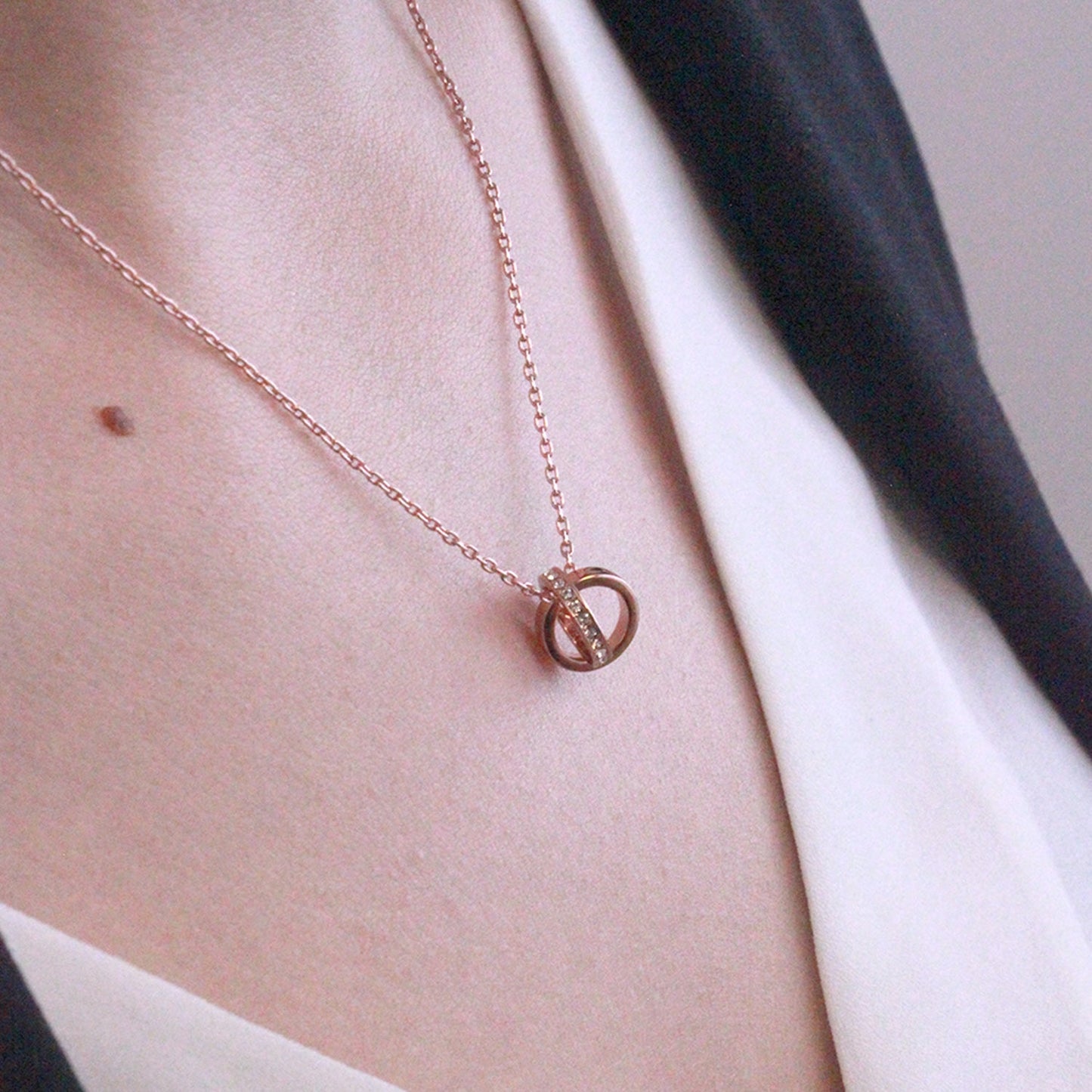 Collier Circle Hoop en Or Rose avec 20 Cristaux Swarovski