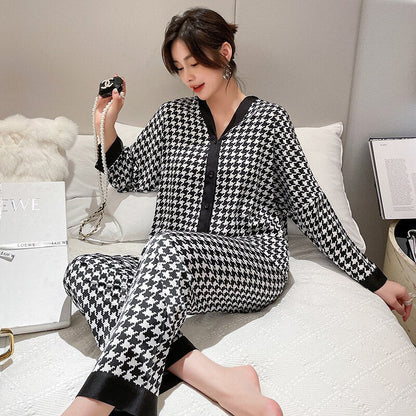 Pyjama en simili soie Maeva : Élégance et confort pour vos nuits d’hiver.