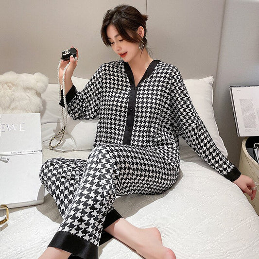 Pyjama en simili soie Maeva : Élégance et confort pour vos nuits d’hiver.