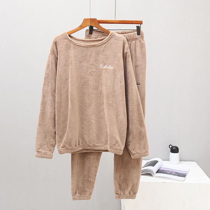 Ensemble pyjama femme en flanelle doux et élégant pour des nuits d'hiver confortables