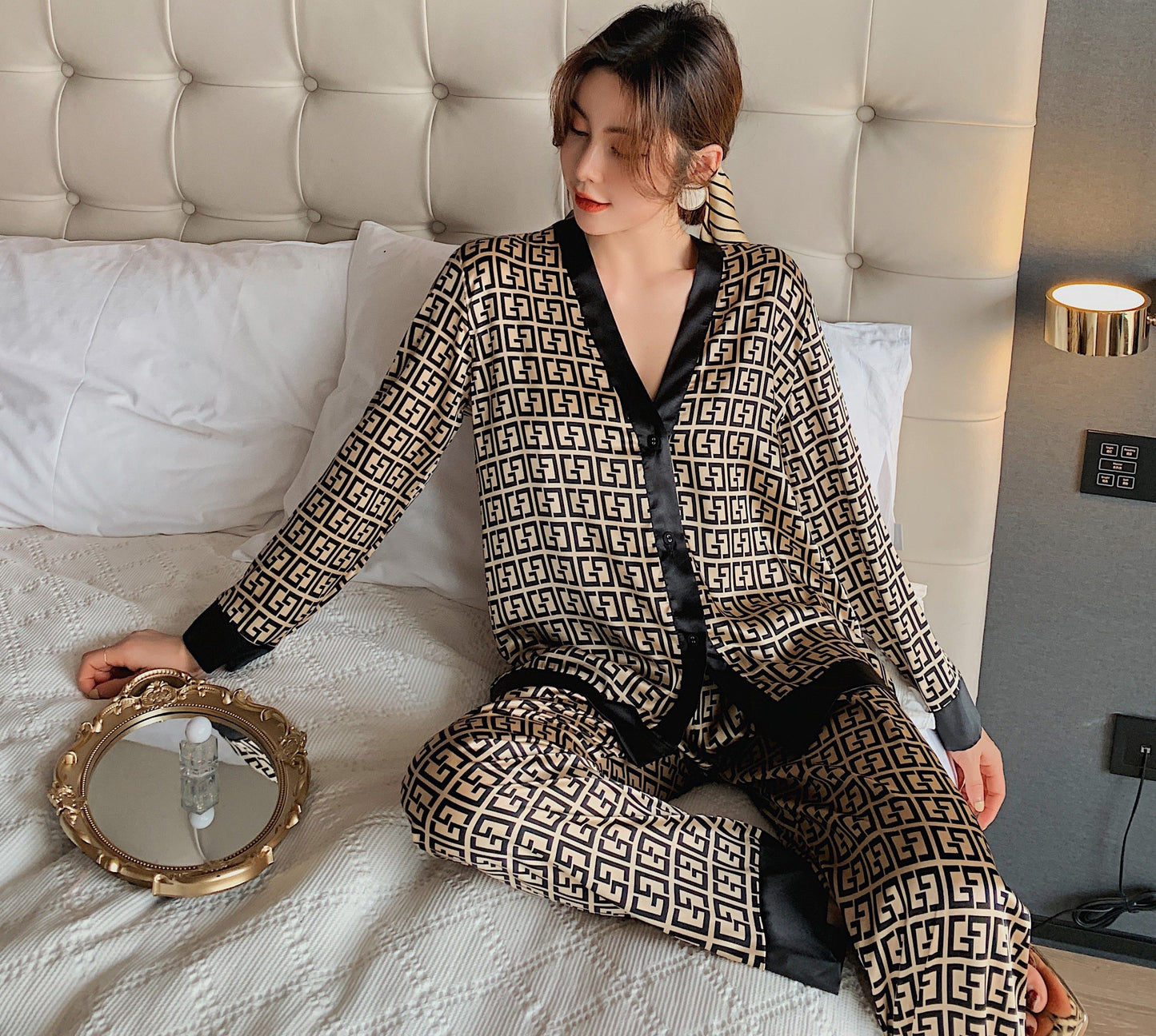 Pyjama en simili soie Maeva : Élégance et confort pour vos nuits d’hiver.