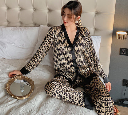 Pyjama en simili soie Maeva : Élégance et confort pour vos nuits d’hiver.