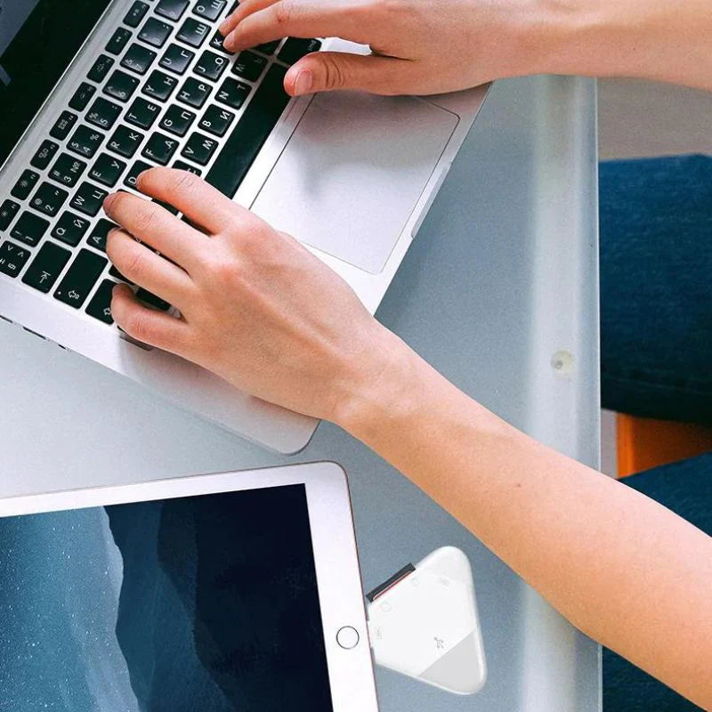 Clé USB Triangulaire Multi-Ports avec Lecteur de Carte SD 4 en 1