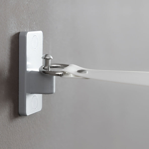 Corde à linge rétractable moderne avec ruban à trous pour cintres