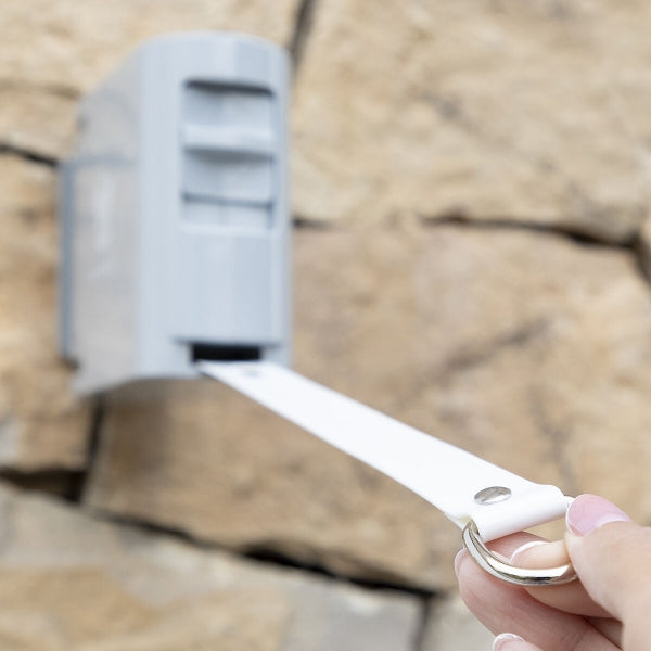 Corde à linge rétractable moderne avec ruban à trous pour cintres