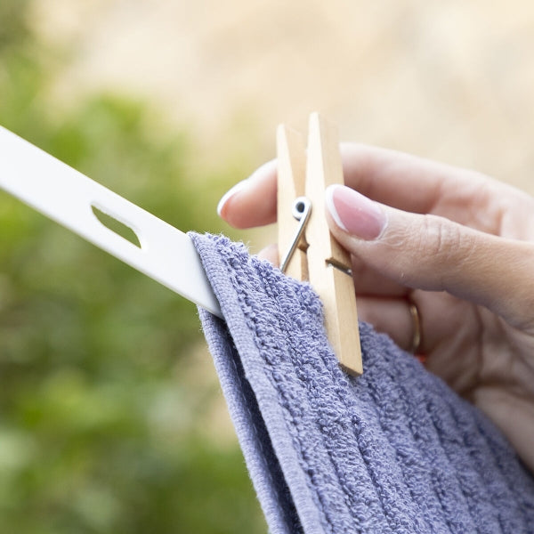 Corde à linge rétractable moderne avec ruban à trous pour cintres