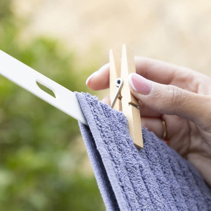 Corde à linge rétractable moderne avec ruban à trous pour cintres