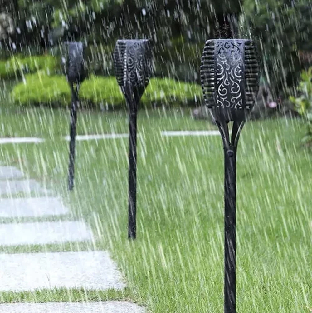 Offre spéciale : 2 Lampes Torches Solaires LED pour Jardin - 2 Offertes !