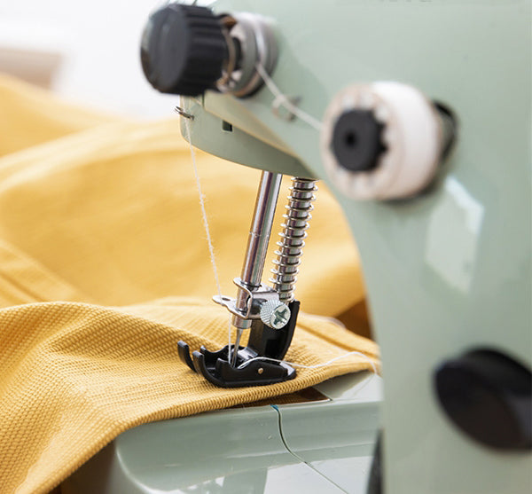 Mini Machine à Coudre Verte 6V Portable et Pratique