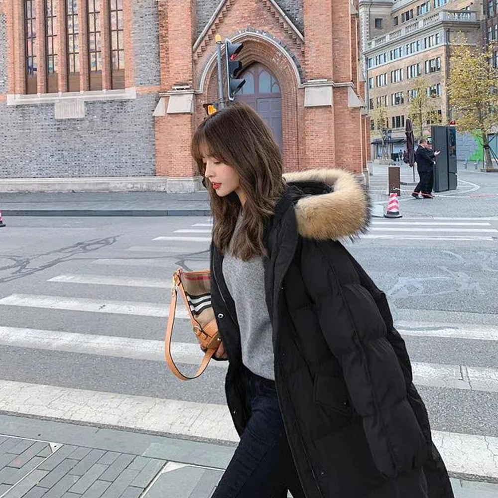 Parka longue matelassée Judith avec capuche en fausse fourrure pour femme.